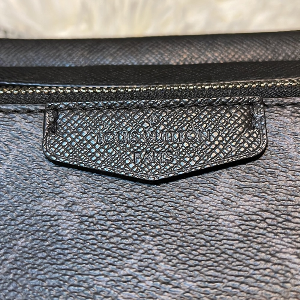 Pristine 100% Authentic Louis Vuitton Outdoor Bum… - image 5